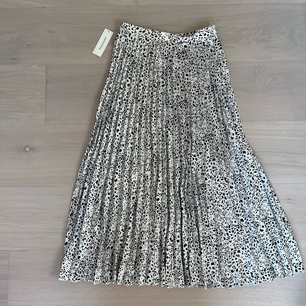 Francesca‘s maxi skirt in Dalmatian print